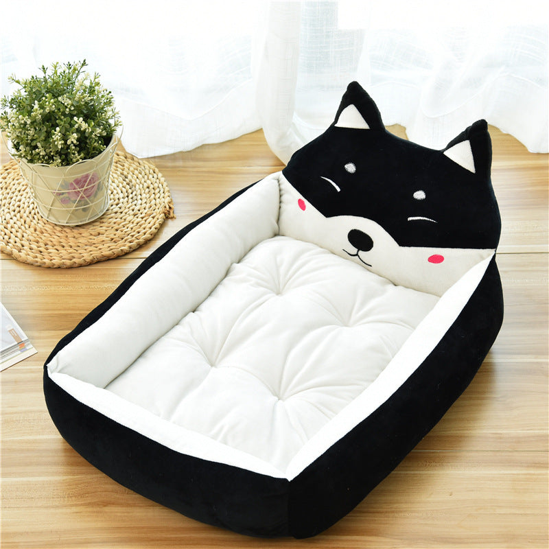 Grand lit molletonné pour accueillir animaux de compagnie.