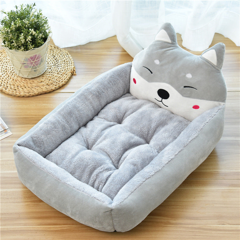 Grand lit molletonné pour accueillir animaux de compagnie.