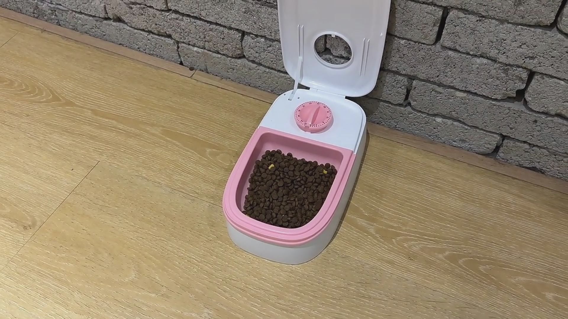 Distributeur de nourriture avec minuteur intelligent pour chiens et chats.